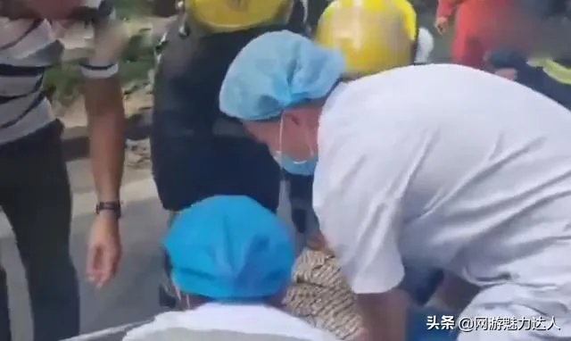成都一私家车被罐车侧翻压扁,司机从副驾驶自行爬出,怎么回事?