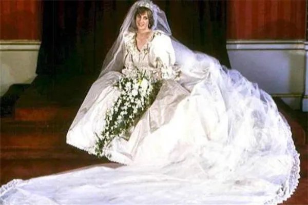 世界上最美十大婚纱:伊丽莎白二世的婚纱上镶满了1万颗珍珠