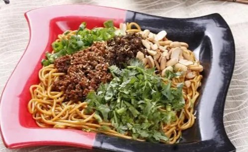 热干面必须放芝麻酱吗?一碗热干面需要放多少芝麻酱?