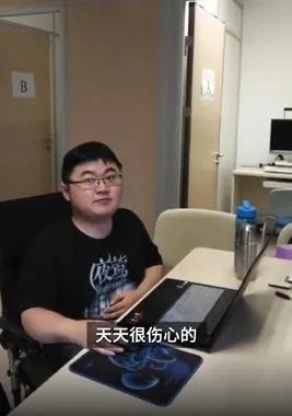 妈妈背患病儿子读到清华博士,儿子患的什么病?