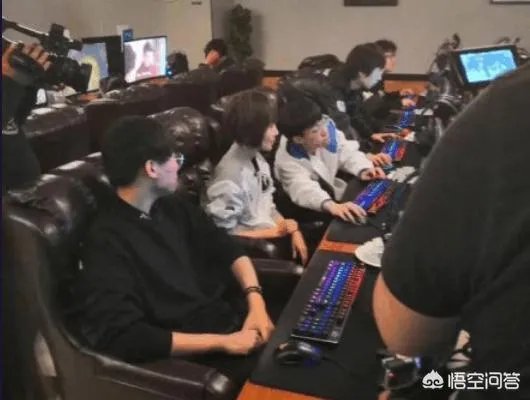 IG到网吧录制《鲁豫有约》阿水一个姿势,网友“一看就是老司机”,你怎么看?