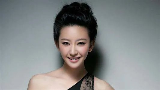 唐一菲和王晶签了三部电影,还都是性感路线,你怎么看?