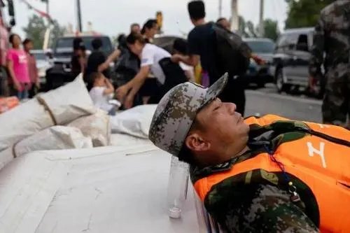 “高难度睡姿”抗洪战士走红网络,他还有哪些感人故事?