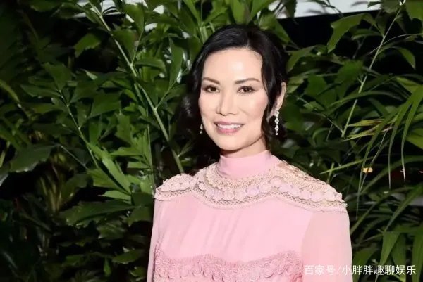 嫁豪门,恋上小鲜肉,52岁的邓文迪过得怎么样?