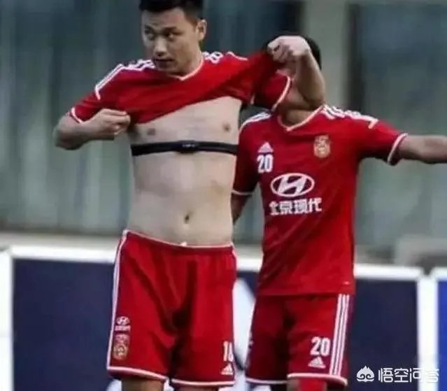 韦世豪脱衣庆祝晒肌肉,有球迷说:没纹身的话打满分,你怎么看?