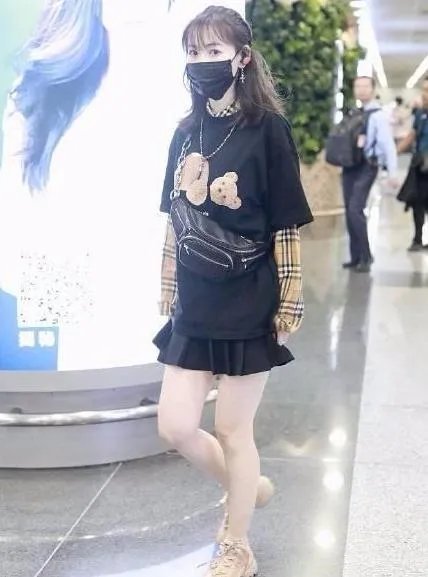 马蓉美腿吸睛现身机场,左手的戒指成为另一个焦点,有新恋情了吗?