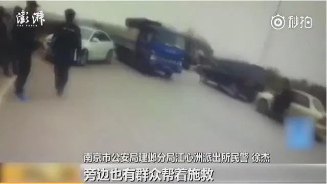 南京女司机开车玩手机，百万玛莎拉蒂进水塘报废，你怎么看？