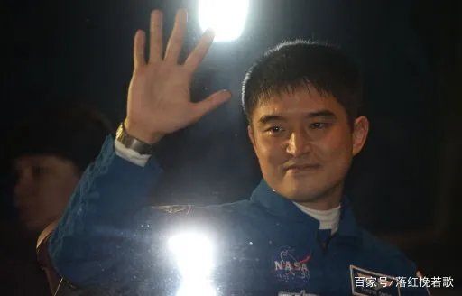 神舟十二号宇航员成功着陆后,为什么有一人是坐飞机离开的?