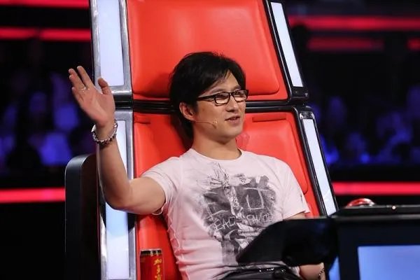 《中国好声音》邢晗铭夺冠被吐槽,助唱的周深成为当晚最大的惊喜?