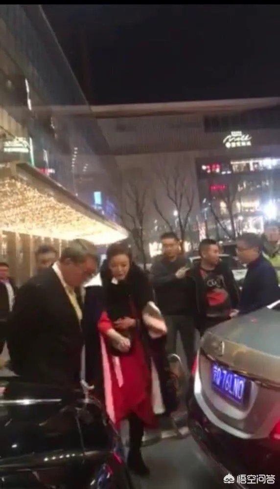 迈巴赫撞到劳斯莱斯后两人互递名片,说明了什么社会现象?
