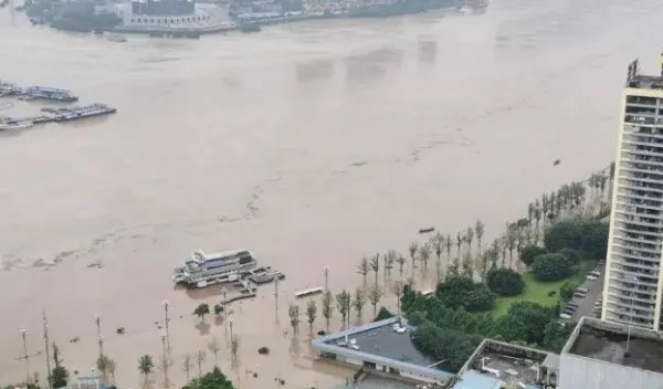 洪水漫上重庆主城，现场的情况是什么？