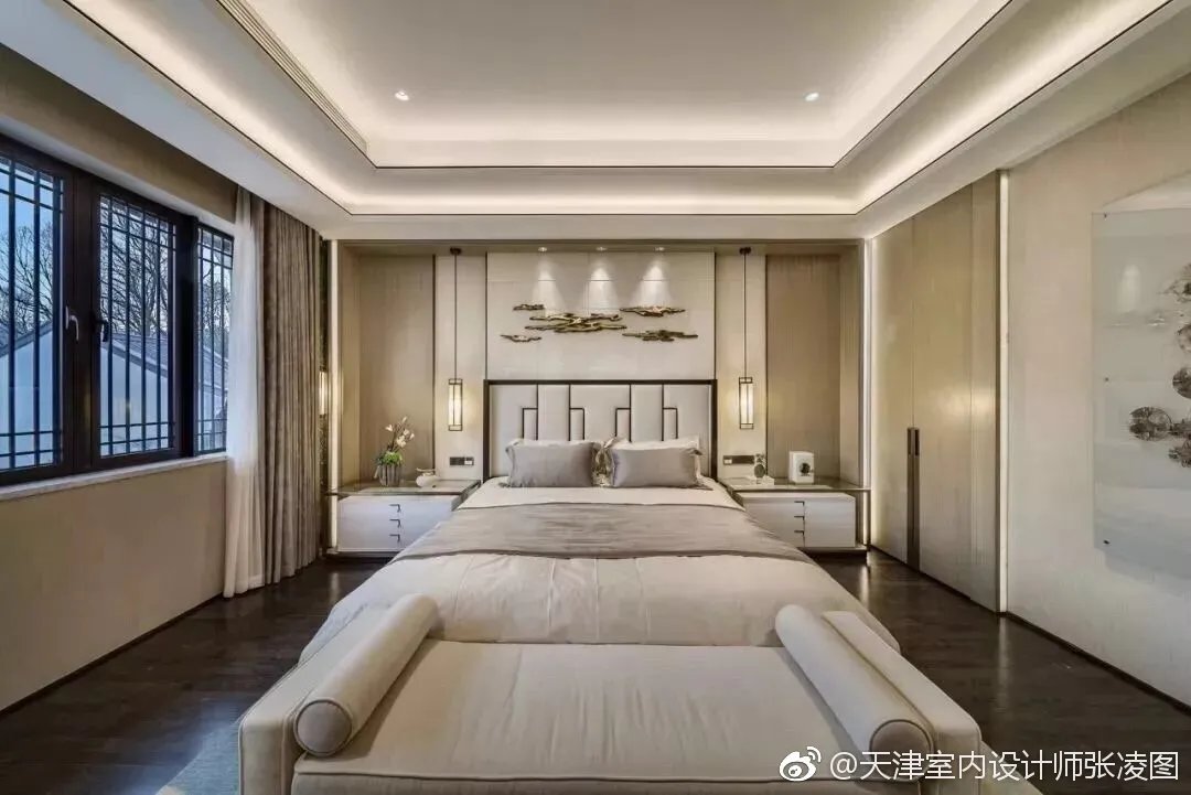 “留连戏蝶时时舞,自在娇莺恰恰啼。“唐朝诗人杜甫一首《江畔独...
