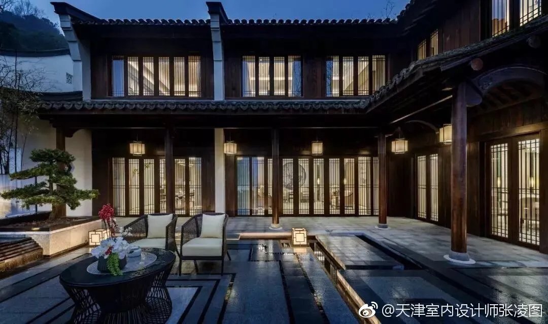 “留连戏蝶时时舞,自在娇莺恰恰啼。“唐朝诗人杜甫一首《江畔独...