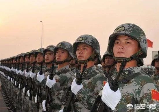 我儿子今年高考,成绩上不了本科,是去当兵好,还是报个大专学校再去当兵好?