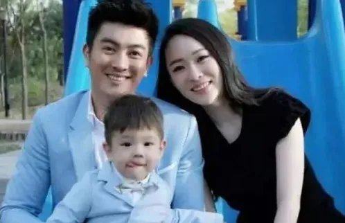 霍思燕儿子嗯哼长大了,单眼皮变成双眼皮,颜值爆表,你觉得帅吗?