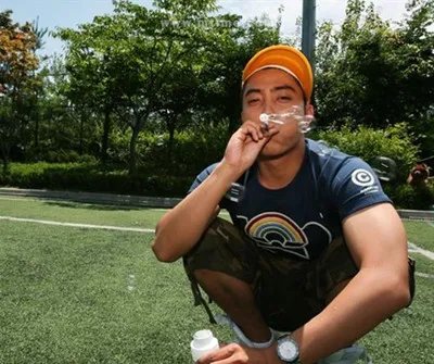 水晶男孩成员殷志源近况 被爆咳嗽吐血送医院检查
