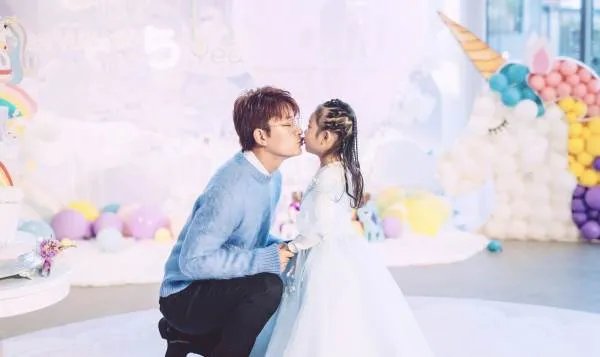 贾乃亮晒合照祝甜馨生日快乐,为什么合照中只有父女俩?