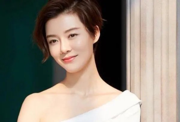 网友笑称刘涛与车晓同框的时候,网友说一个像村姑一个像贵妇,该如何看?