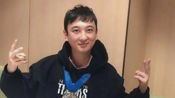 王思聪怒撕奶茶妹妹,刘强东霸气反击,究竟发生了什么?