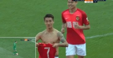 韦世豪脱衣庆祝晒肌肉,有球迷说:没纹身的话打满分,你怎么看?