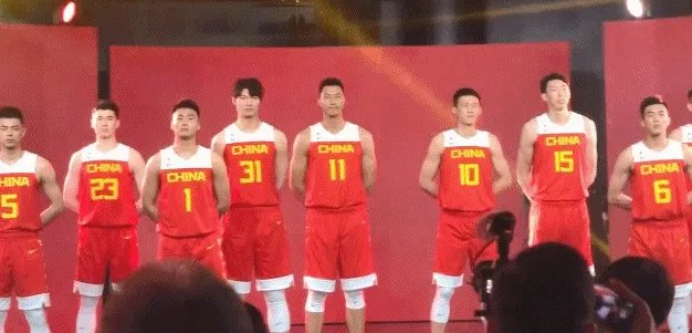 中国男篮世界杯战袍出炉,13人亮相谁最有可能无缘大名单?