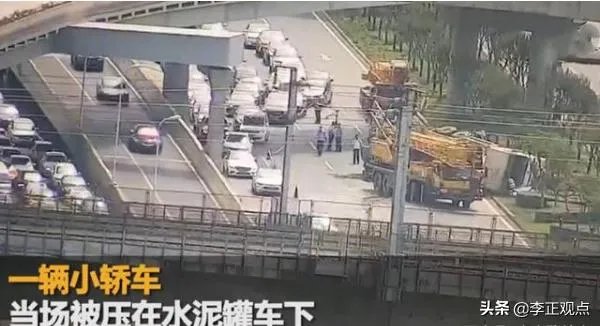 成都一私家车被罐车侧翻压扁,司机从副驾驶自行爬出,怎么回事?