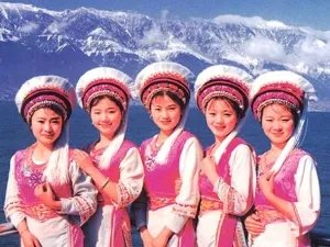 白族姑娘衣服连夜被穿好,此事的来龙去脉是什么?