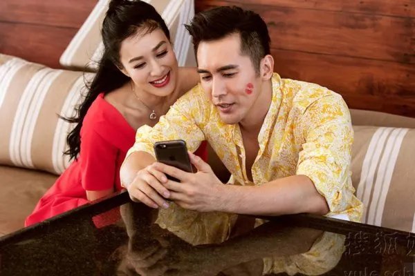 张伦硕为什么跟离过婚而且年龄比自己大的钟丽缇结婚?