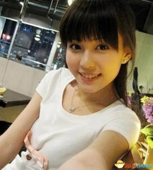 深大校花温健婷新旧照片对比:青涩退去变优雅
