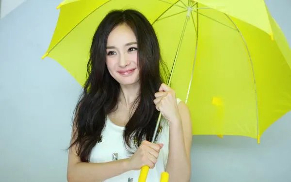 杨幂为周迅庆生,你认为她们俩的友情是真情流露还是虚情假意?