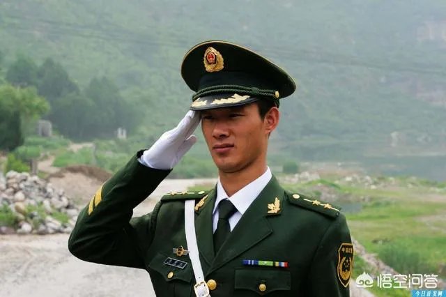 我儿子今年高考,成绩上不了本科,是去当兵好,还是报个大专学校再去当兵好?