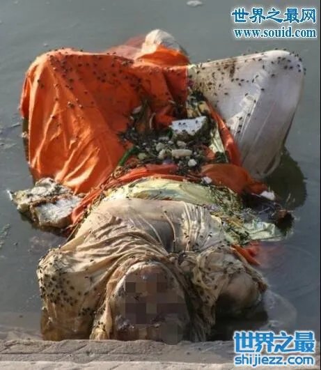 恐怖的印度水葬现场图片,超级重口味(还是别看了)