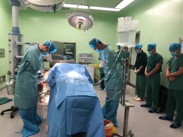 湖南一男子瞒着母亲捐献遗体器官救5人,你如何看待此男子的行为?