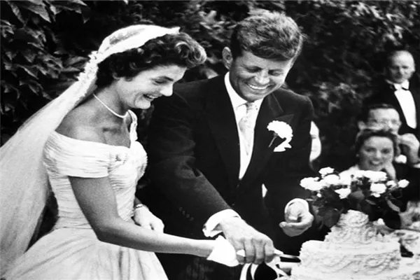 世界上最美十大婚纱:伊丽莎白二世的婚纱上镶满了1万颗珍珠