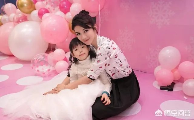有哪些明星的孩子和他们长得很像?