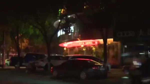警方通报小车冲过夜市撞飞数人,司机竟是无证酒驾,会怎么判?