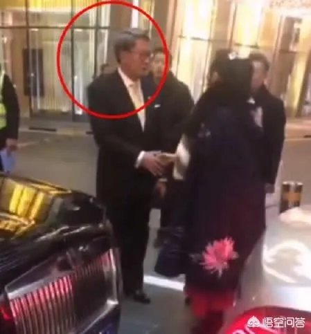 迈巴赫撞到劳斯莱斯后两人互递名片,说明了什么社会现象?