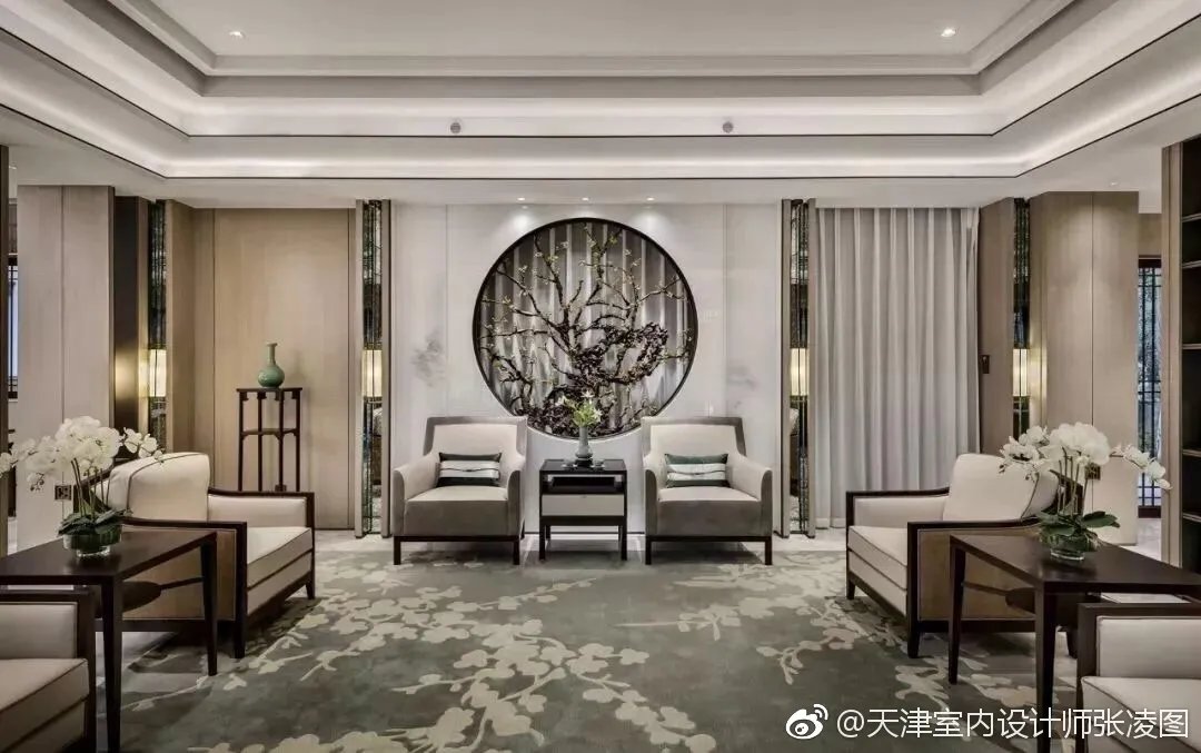 “留连戏蝶时时舞,自在娇莺恰恰啼。“唐朝诗人杜甫一首《江畔独...
