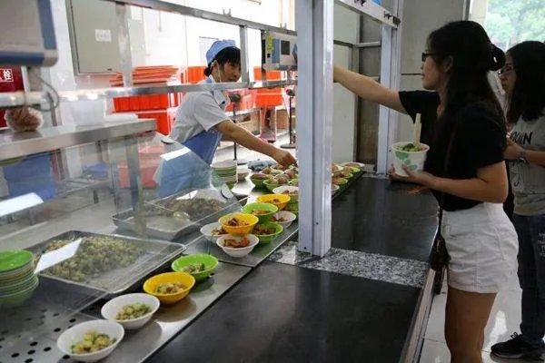 河北五名家长参与反应学校食堂卫生问题被刑拘,食堂是否存在食品安全问题?