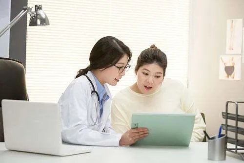 23岁医学生跪地边哭边救人,医生到底有多辛苦?