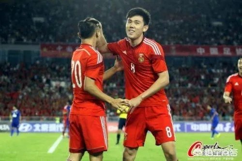 国足战威尔士，鲁能后卫郑铮力压李学鹏首发，你觉得在里皮心中谁才是中国第一左后卫？