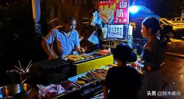 如何看待城管打电话喊商贩去摆摊的现象？各地的地摊都开始了吗？