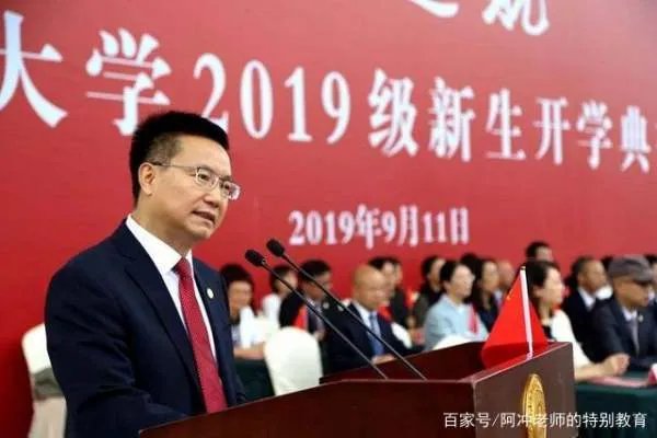 成都大学校长王清远现身后,做了什么事,让有的人为之动容?