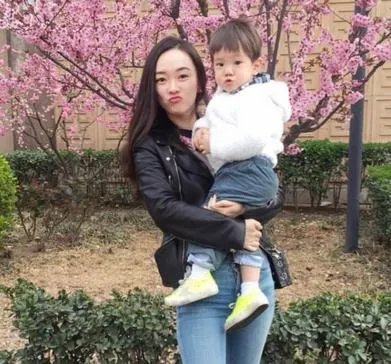 霍思燕儿子嗯哼长大了,单眼皮变成双眼皮,颜值爆表,你觉得帅吗?