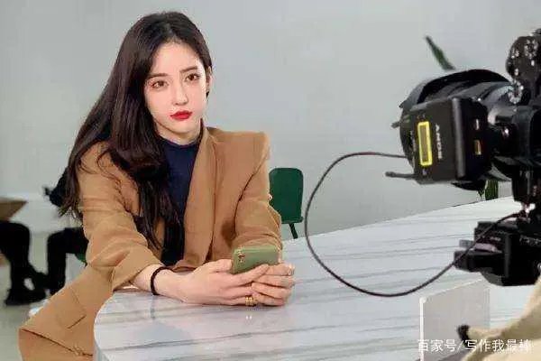 “花蛇”潘南奎只能沦落到靠酒吧打工为生,我们该如何看?