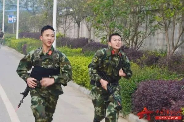当兵后悔两年,不当兵后悔一辈子。 是什么意思??