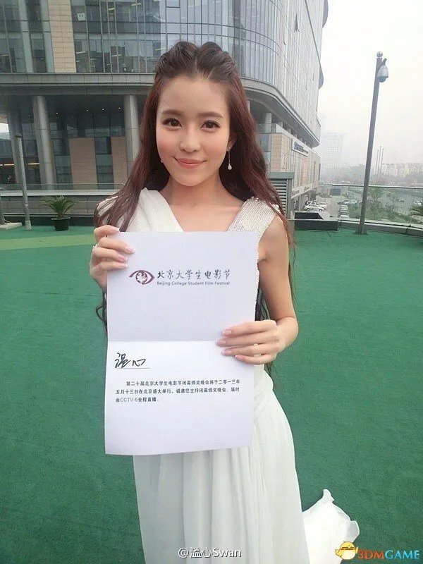 深大校花温健婷新旧照片对比:青涩退去变优雅