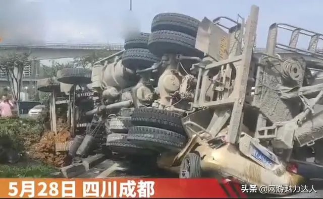 成都一私家车被罐车侧翻压扁,司机从副驾驶自行爬出,怎么回事?
