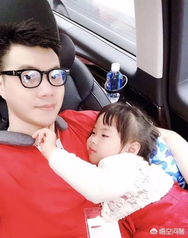 有哪些明星的孩子和他们长得很像?
