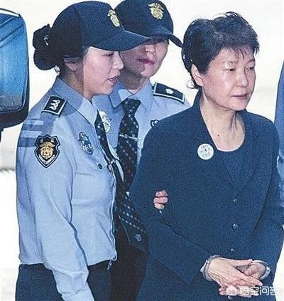 李明博与朴槿惠在去年和今年同一时段被提请逮捕, 是巧合还是故意?